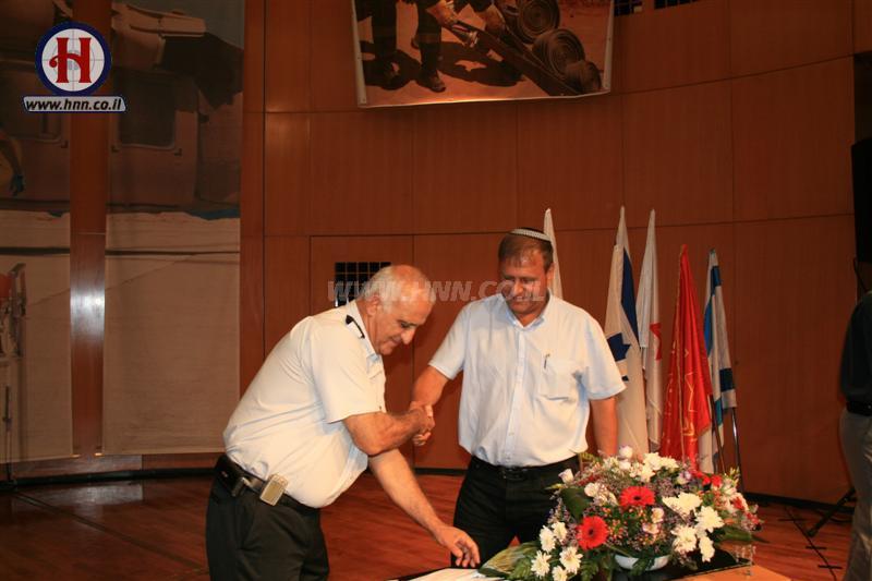 Aid workers receive ribbon Second Lebanon War - 4