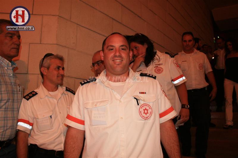 Aid workers with ribbon Second Lebanon War - 1