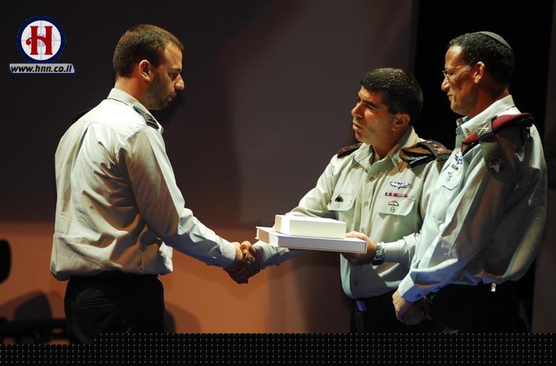 Awarding campaign ribbon Second Lebanon War 3