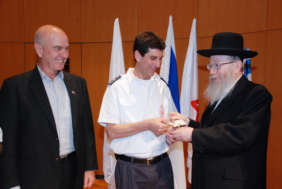 Aid workers receive ribbon Second Lebanon War -3