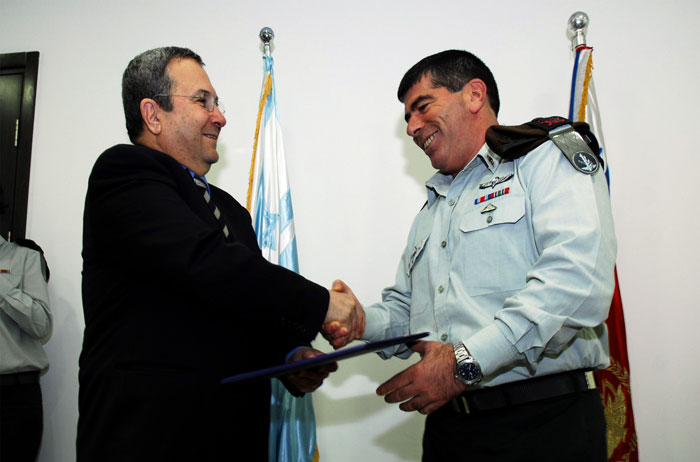 Awarding campaign ribbon Second Lebanon War 8