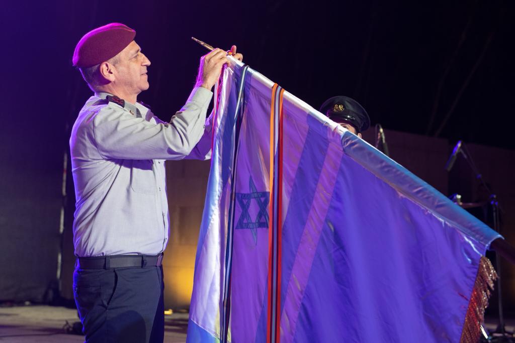 Connecting the&nbsp;streamer of ribbon