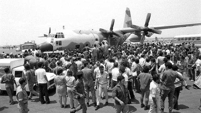 The Hercules with the released hostages&nbsp;