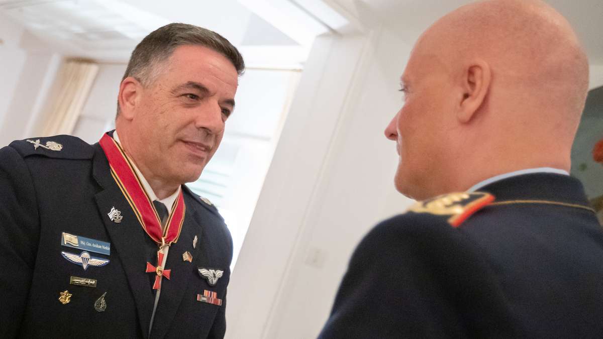 Amikam Norkin with the Bundesverdienstkreuz