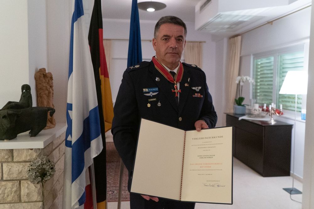 Amikam Norkin with the Bundesverdienstkreuz