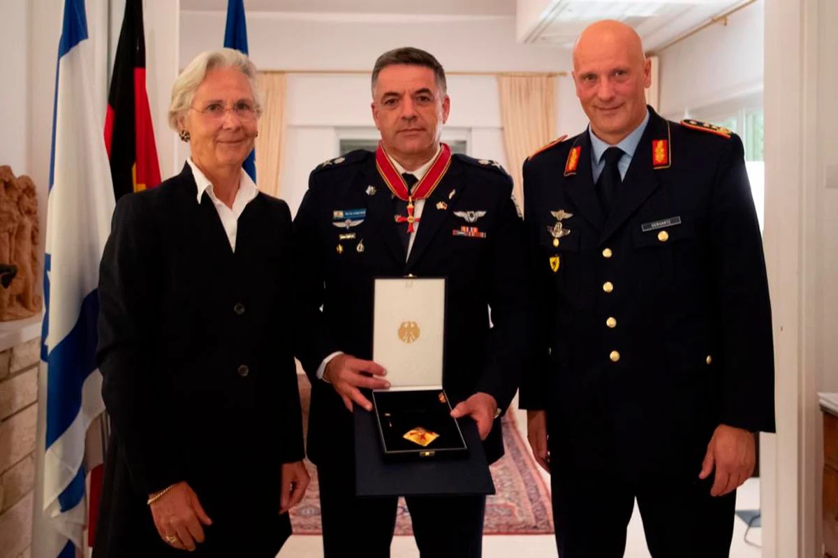 Amikam Norkin with the Bundesverdienstkreuz