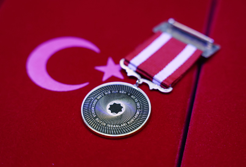  Devlet &Uuml;st&uuml;n Fedakarlık Madalyası