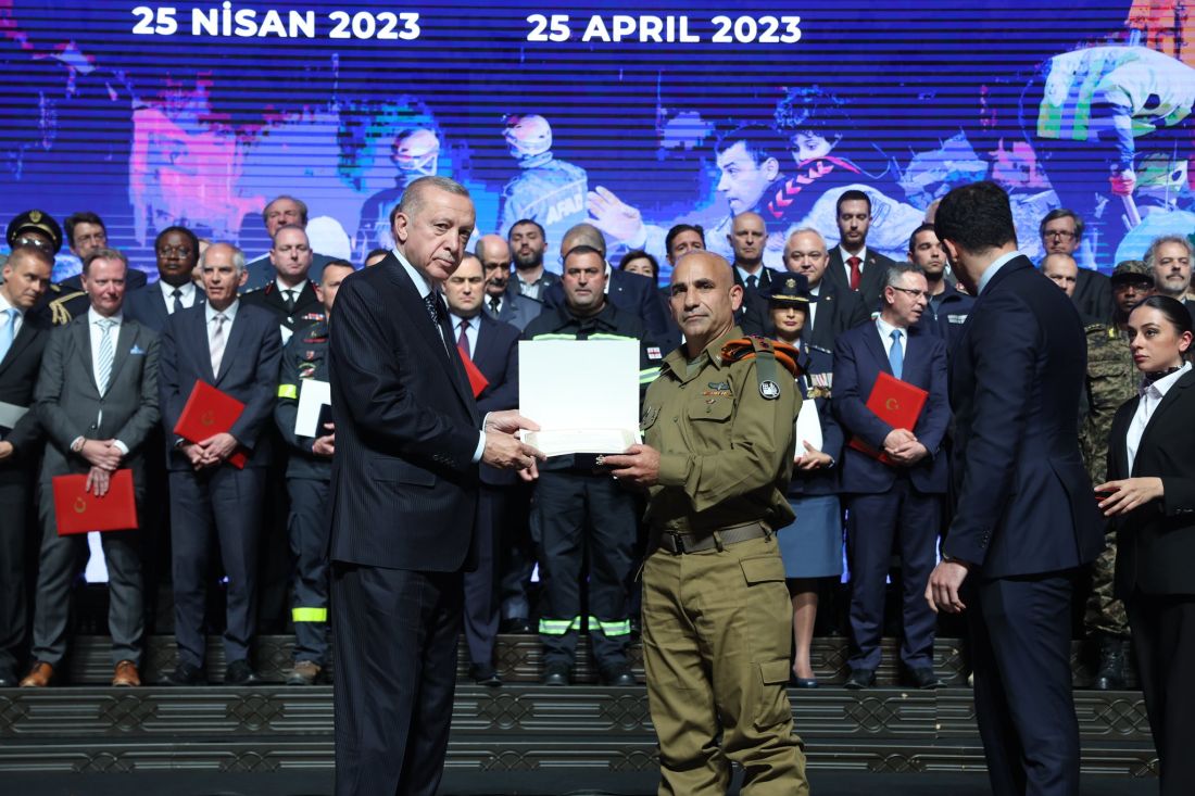 Turkish State Medal to Israeli rescue team