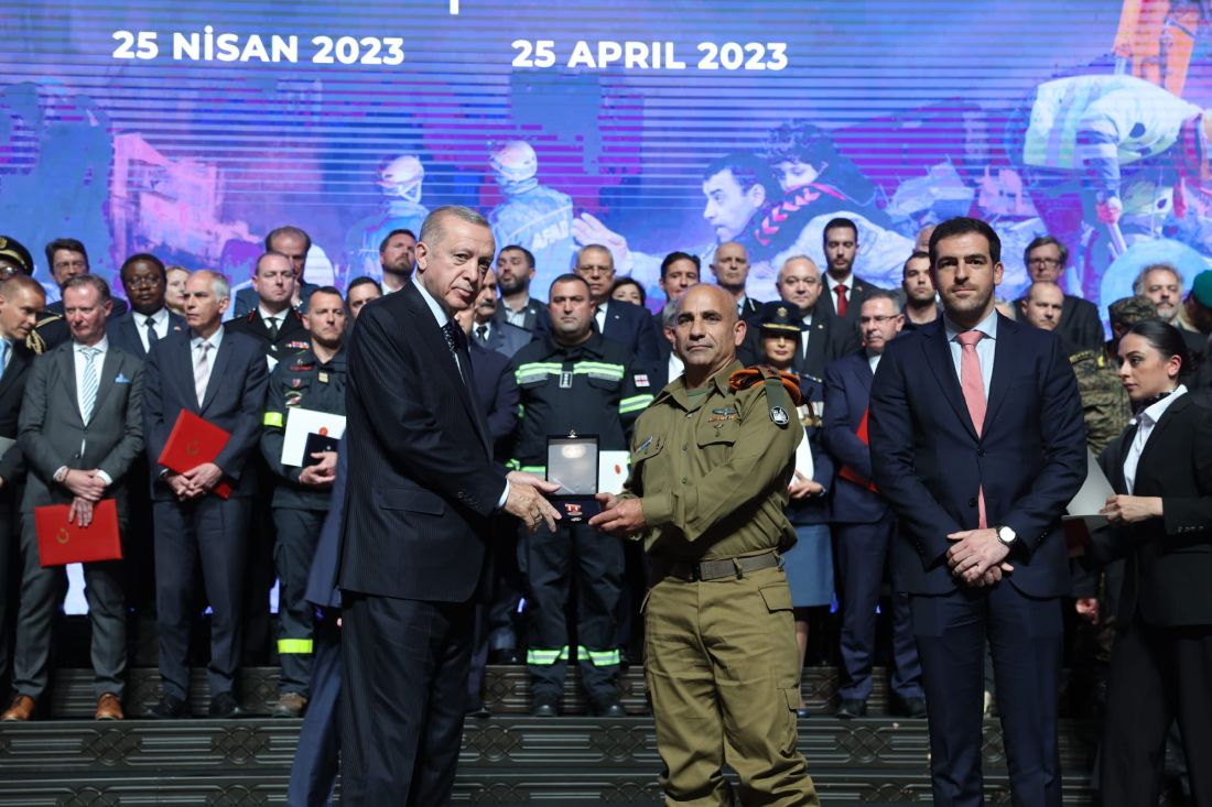 Turkish State Medal to Israeli rescue team