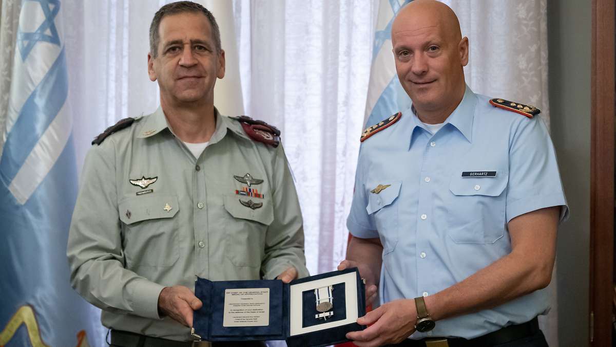 Lieutenant General Ingo Gerhartz with medal of Appreciation