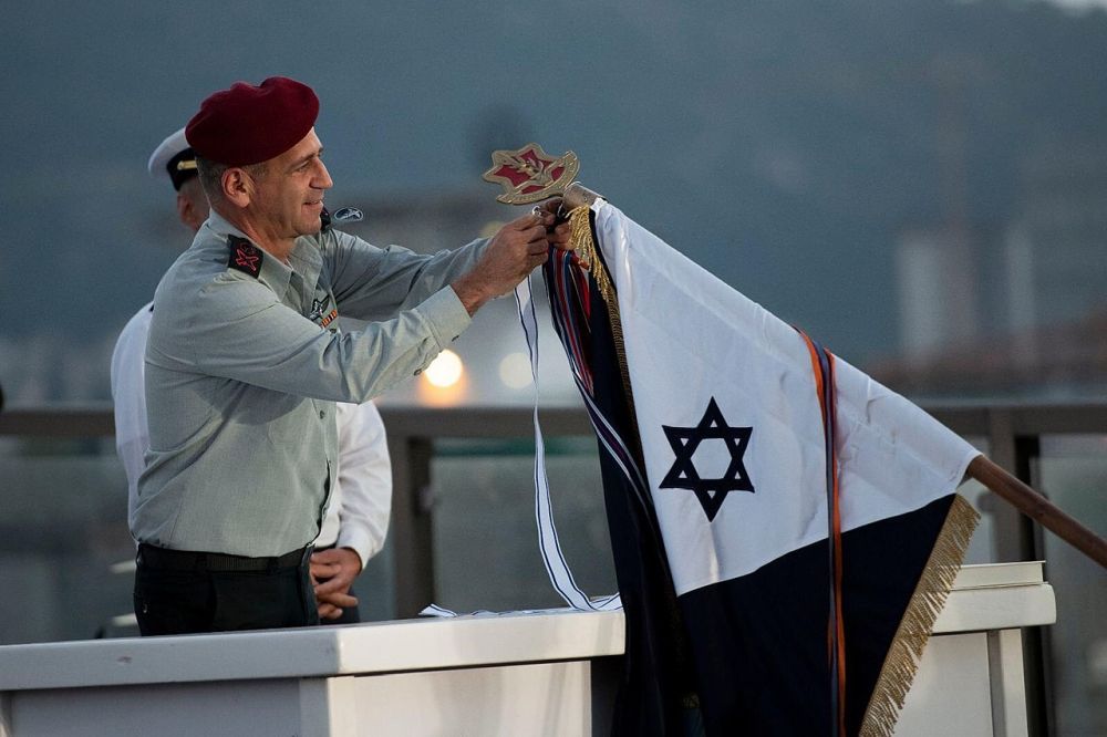 Chief of Staff Aviv Kochavi awarding medal to Israel Missile Boats Flotilla