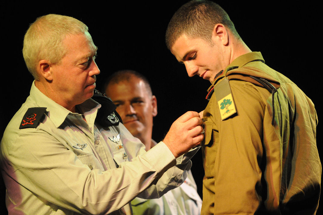 Shimon Sisu is awarded a citation