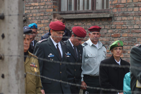 Pinhas Noy with an IDF delegation visiting Poland