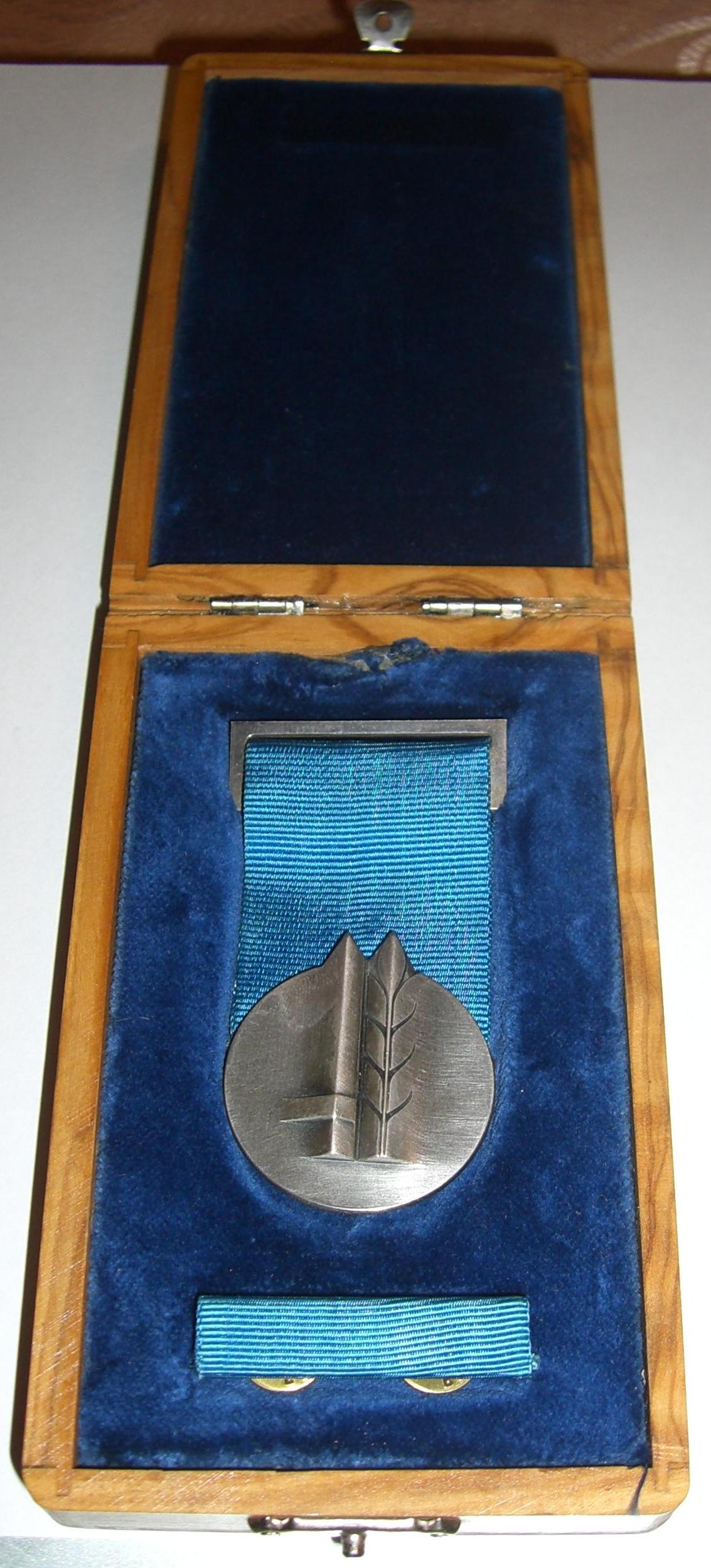 Medal of Distinguished Service in olive wood box open