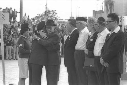 K.M. Livni presents Etzel ribbon to Menahem Begin