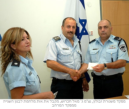 Policemen receive ribbon Second Lebanon War - 1