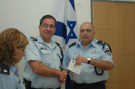 Policemen receive ribbon Second Lebanon War -2